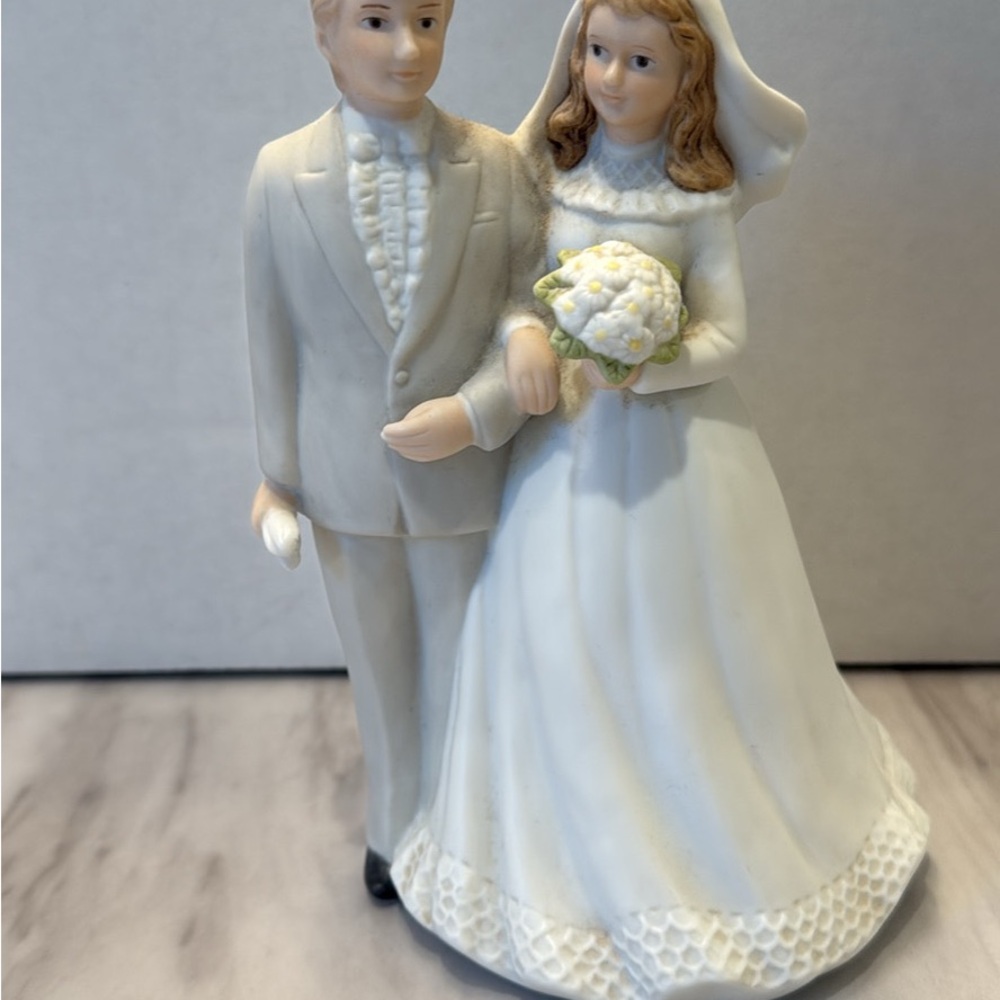 Charming Bride and Groom Musical Cake Topper - White and Cream